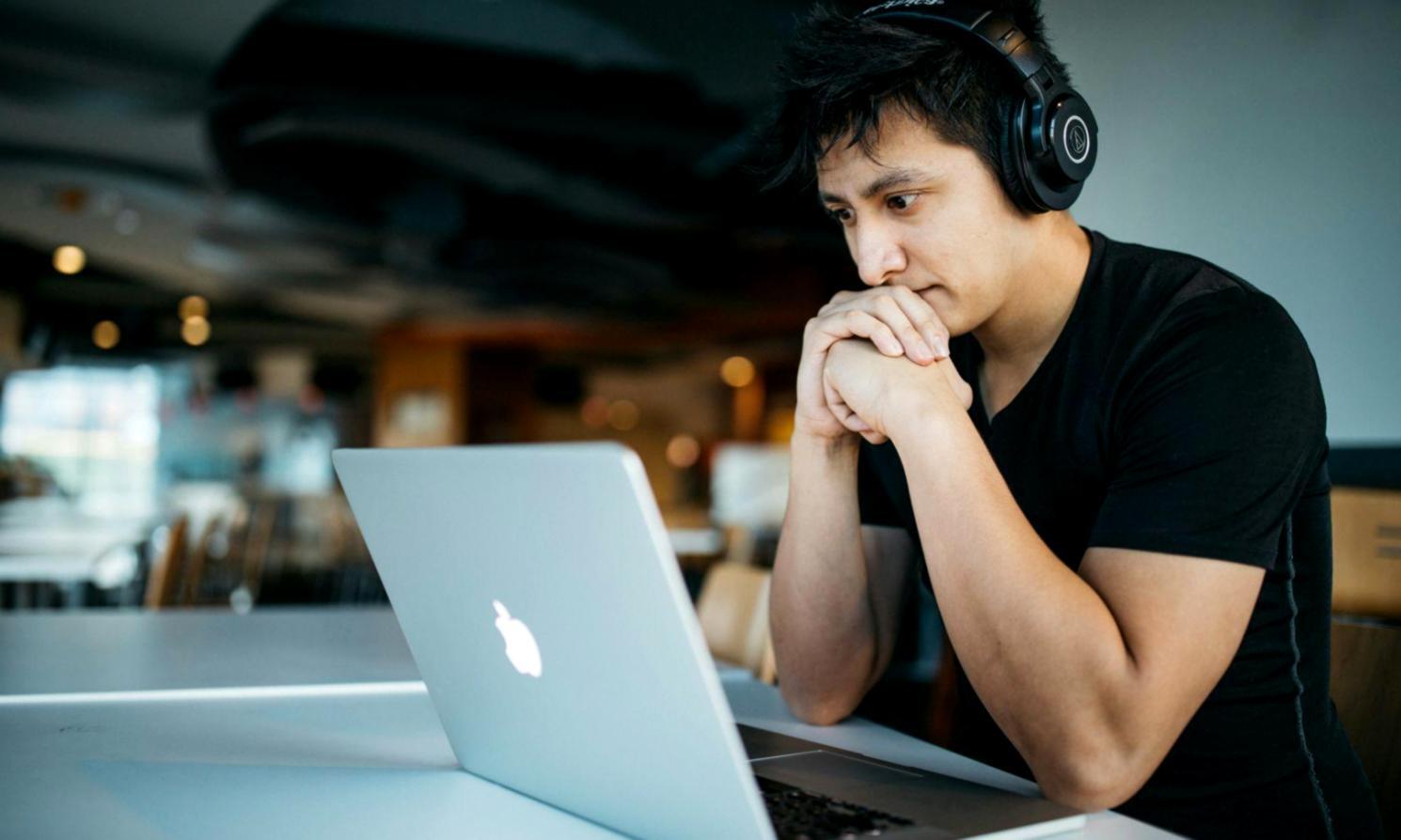 Espace de travail d'analyste financier avec rapports et outils de modélisation